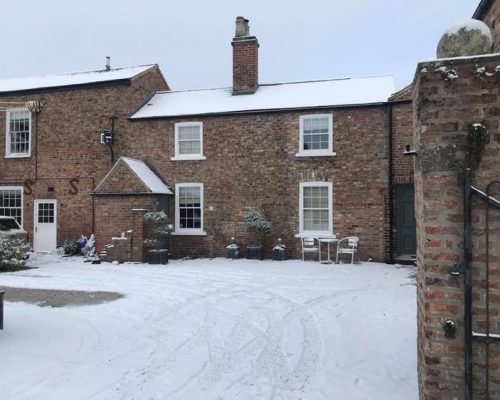 Darcys-Cottages-in-teh-snow